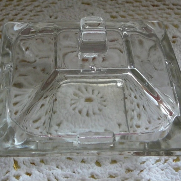 Vintage Ashtray w/Covered Top 4 x 4 x 3 Square Clear Glass.  Excellent Condition - Picture 1 of 3